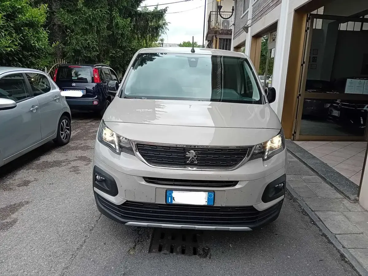 Begagnad Peugeot Rifter 131 HK (96 kW) 2022 Grå Minibuss