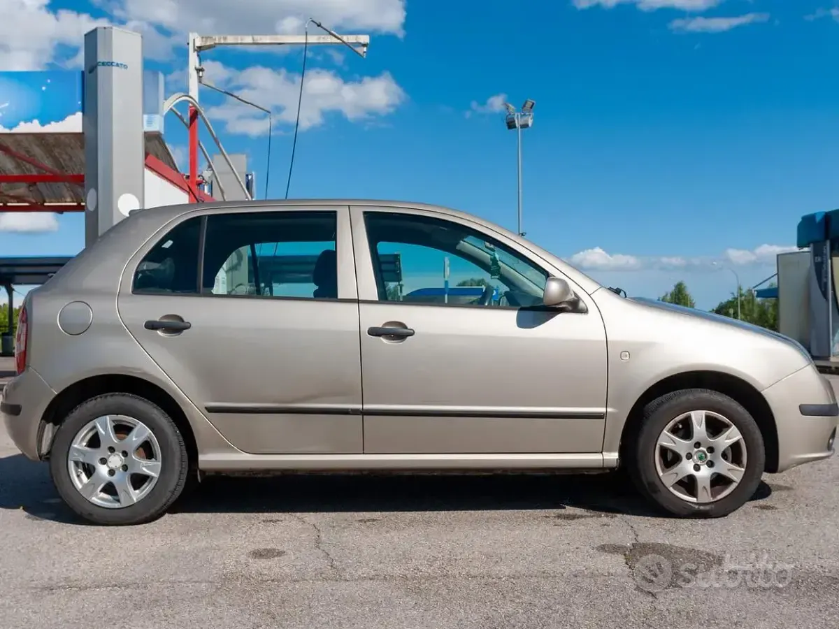Usata Skoda Fabia Ambiente 75 CV (55 kW) 2005 Oro Berlina