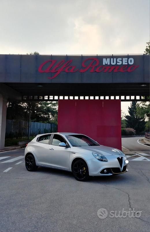 Grigio Usata 2018 Alfa Romeo Giulietta Tre volumi | 14.000 € (Cara) - Immagine 1/4
