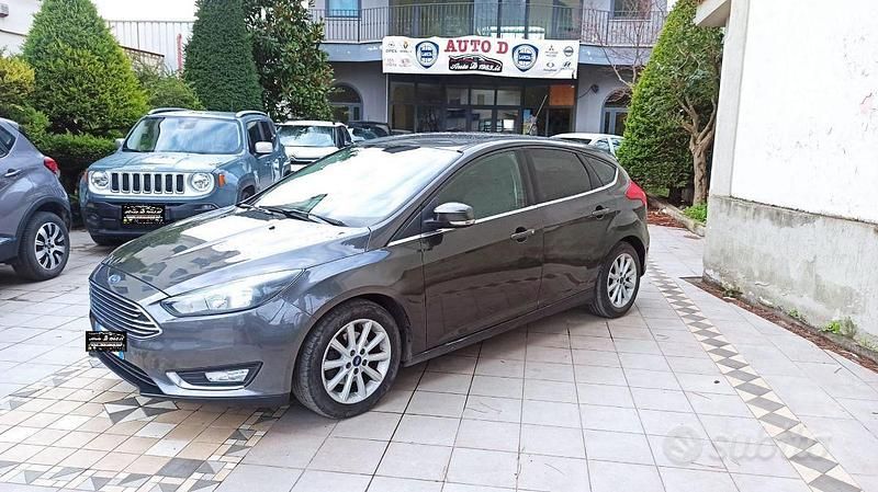 Usata Ford Focus Titanium 115 CV (84 kW) 2015 Grigio Utilitaria