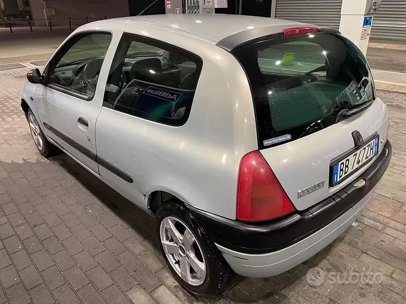 Usata Renault Clio II 58 CV (42 kW) 1999 Blu Berlina