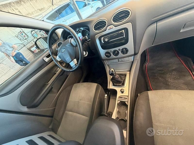 Usata Ford Focus 110 CV (80 kW) 2010 Nero Station wagon