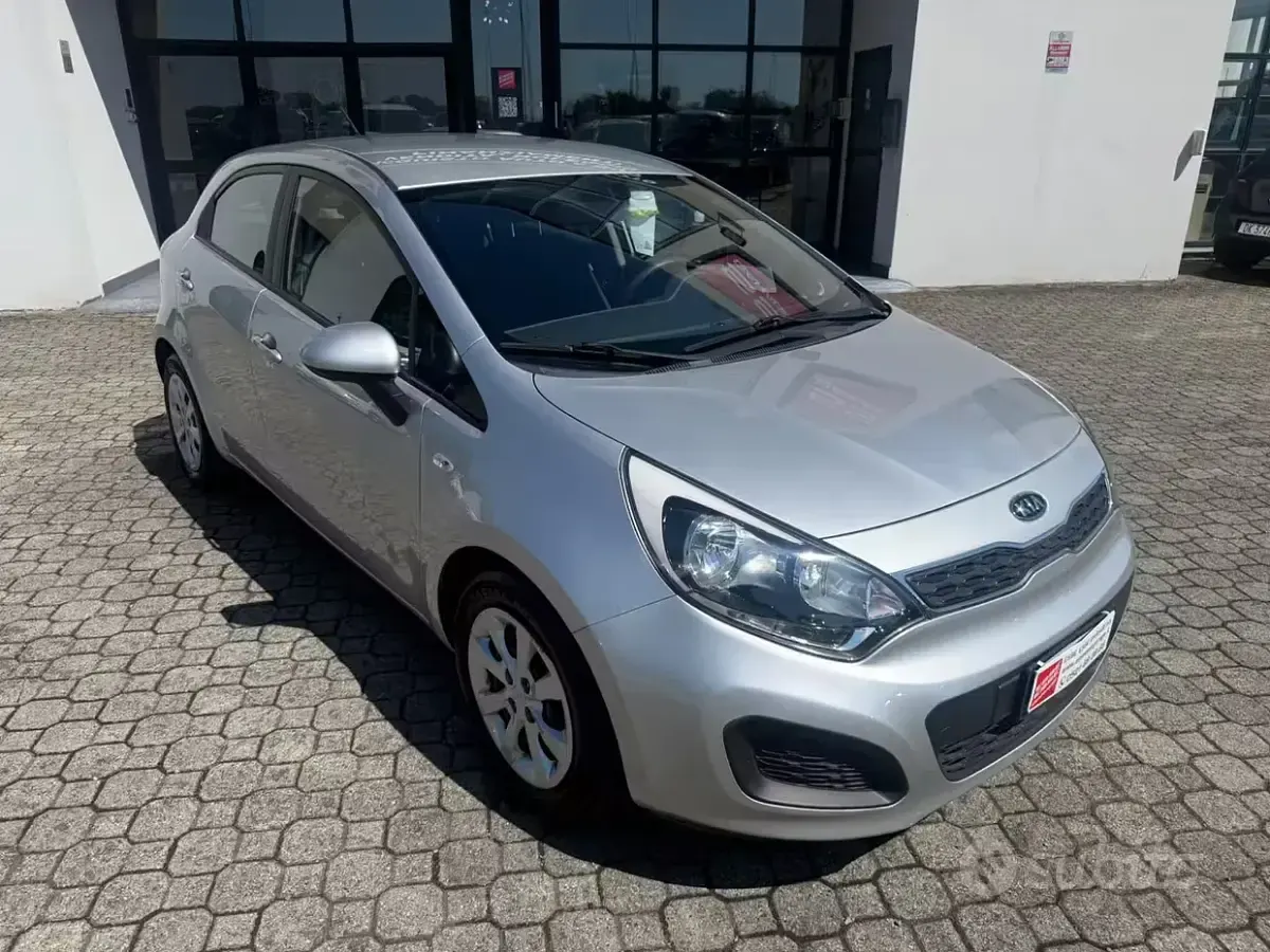 Usata Kia Rio EX 90 CV (66 kW) 2012 Grigio Berlina