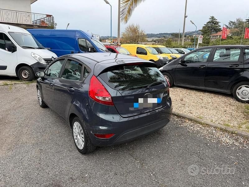 Usata Ford Fiesta Titanium 82 CV (60 kW) 2012 Grigio Utilitaria