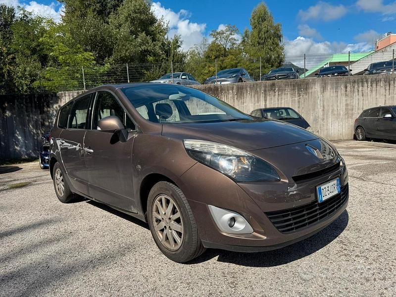 Usata Renault Scénic III Luxe 130 CV (95 kW) 2010 Marrone Monovolume