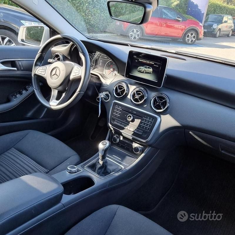 Usata Mercedes A180 109 CV (80 kW) 2017 Grigio Berlina