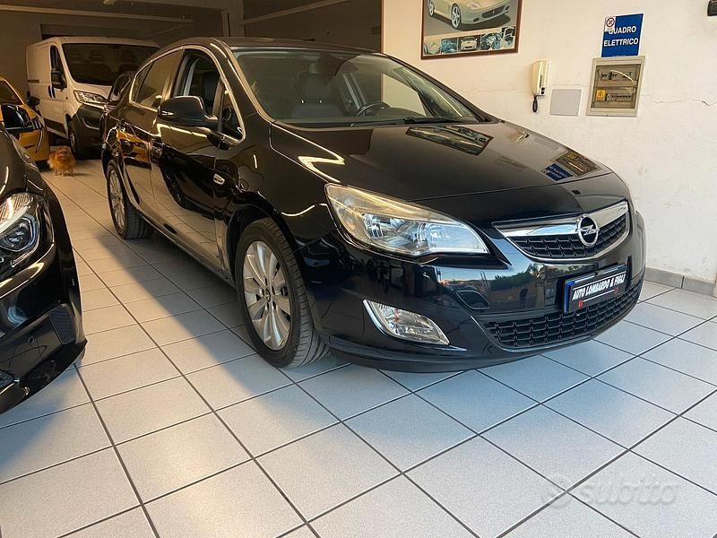 Usata Opel Astra 125 CV (91 kW) 2012 Nero Berlina