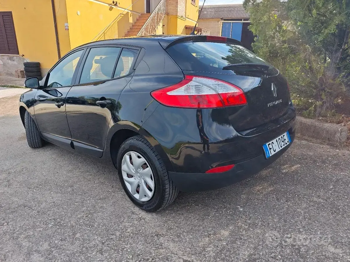 Usata Renault Mégane III 110 CV (80 kW) 2013 Nero Utilitaria