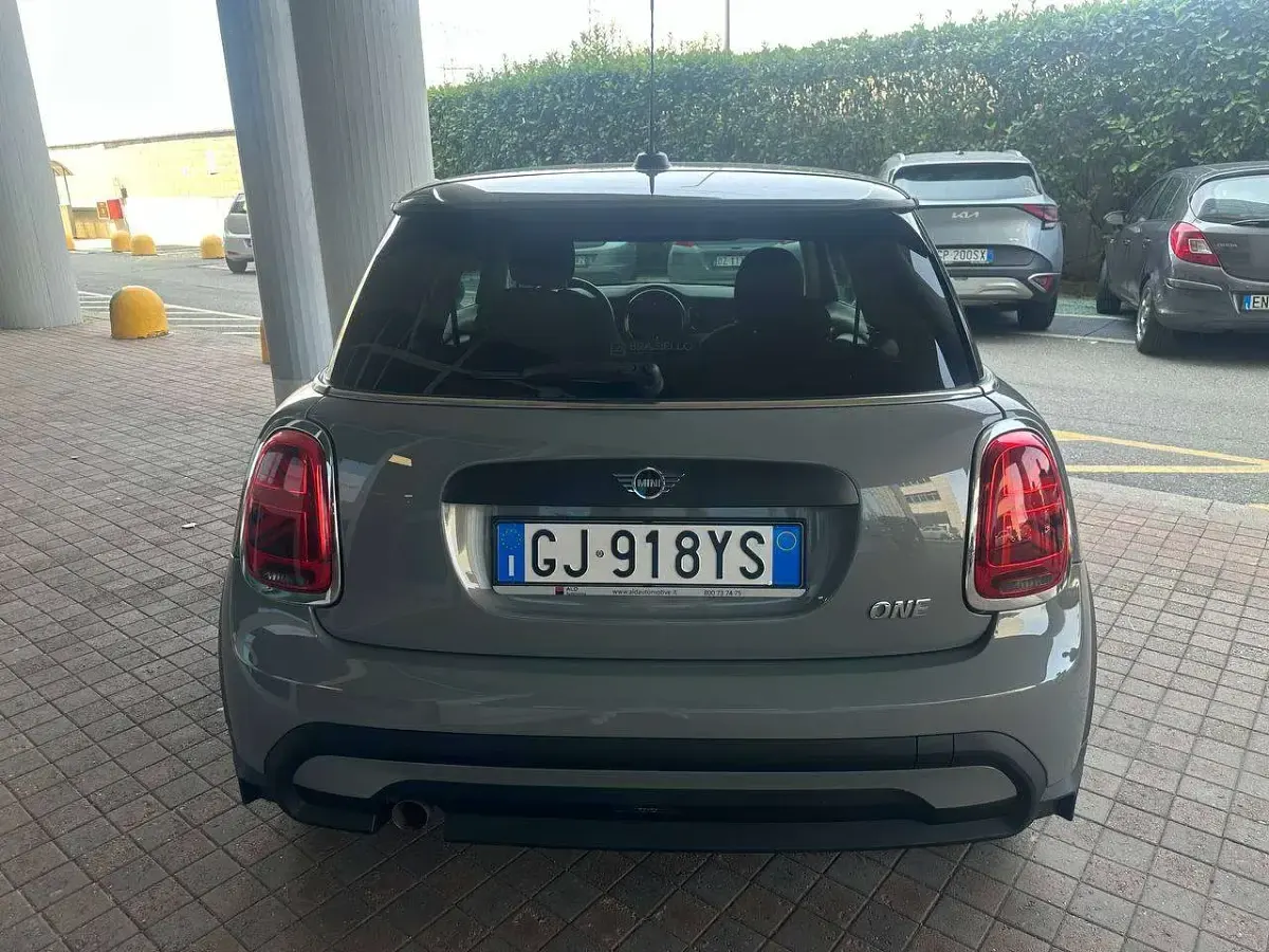 Usata Mini ONE Essential 75 CV (55 kW) 2022 Moon walk Utilitaria