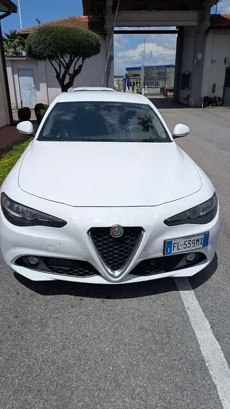 Usata Alfa Romeo Giulia 150 CV (110 kW) 2018 Bianco Coupé