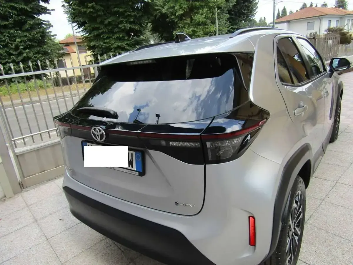 Nuova Toyota Yaris Cross Plus 92 CV (67 kW) 2025 Argento SUV