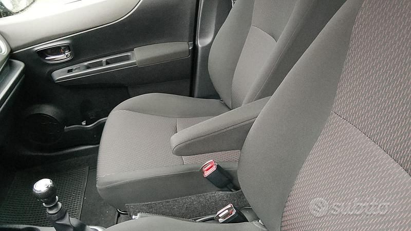 Usata Toyota Yaris 90 CV (66 kW) 2012 Grigio Utilitaria