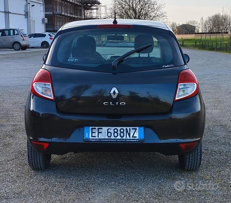 Usata Renault Clio II Luxe 74 CV (54 kW) 2011 Nero Berlina