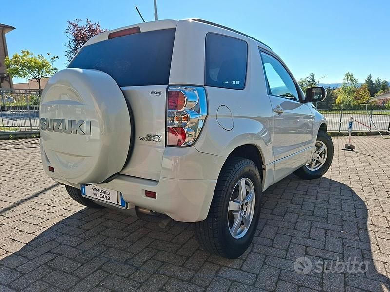Second-hand Suzuki Grand Vitara 129 CP (94 kW) 2011 Alb SUV