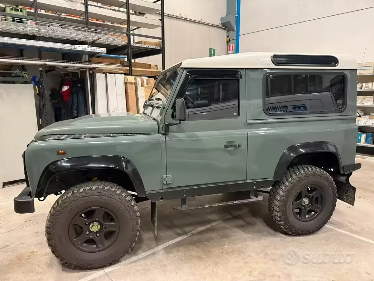Usata Land Rover Defender 122 CV (89 kW) 2009 Verde SUV