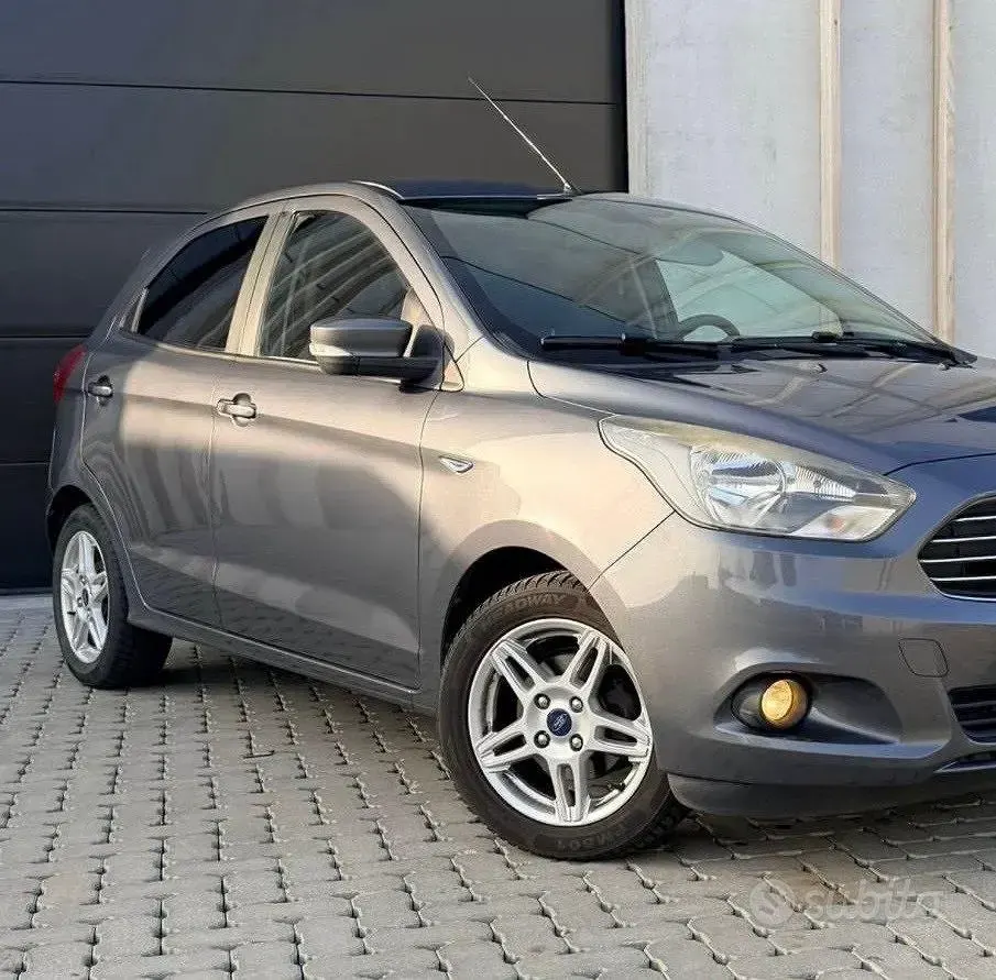 Begagnad Ford Ka Plus 92 HK (67 kW) 2017 Grå Halvkombi