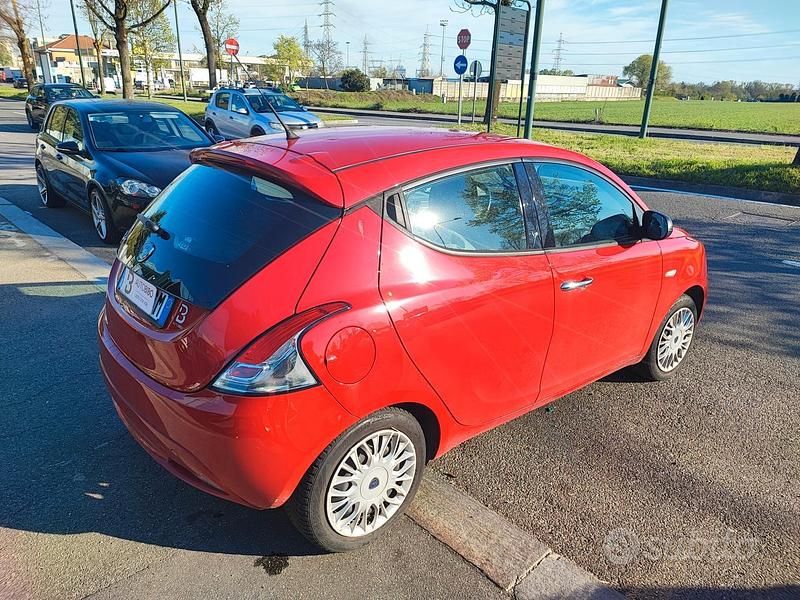 Usata Lancia Ypsilon Gold 69 CV (50 kW) 2015 Rosso Utilitaria