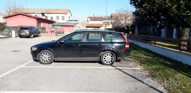 Nero Usata 2006 Volvo V50 Station wagon | 1500 € (Buon prezzo) - Immagine 1/3