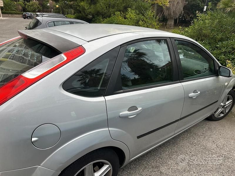 Usata Ford Focus 90 CV (66 kW) 2006 Grigio Berlina