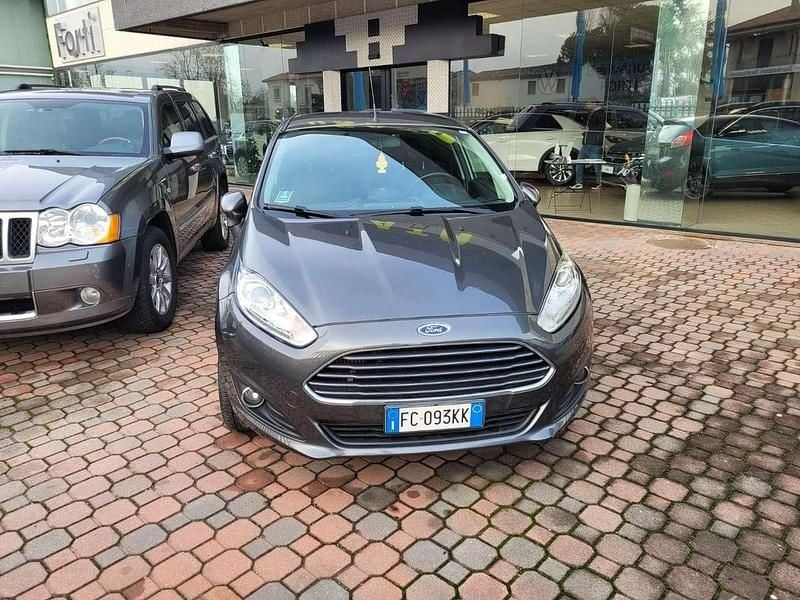 Grigio Usata 2016 Ford Fiesta Titanium Tre volumi | 8800 € (Buon prezzo) - Immagine 1/4