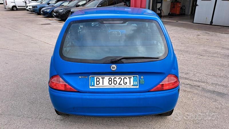 Begagnad Lancia Ypsilon 80 HK (58 kW) 2001 Blå Halvkombi