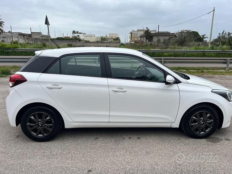 Usata Hyundai i20 Style 75 CV (55 kW) 2017 Bianco Berlina