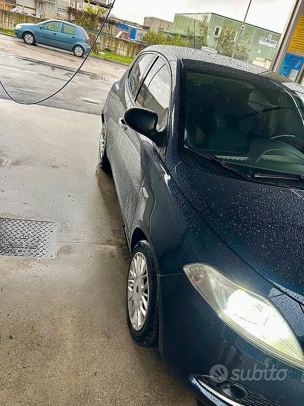 Usata Lancia Ypsilon 69 CV (50 kW) 2016 Blu Utilitaria