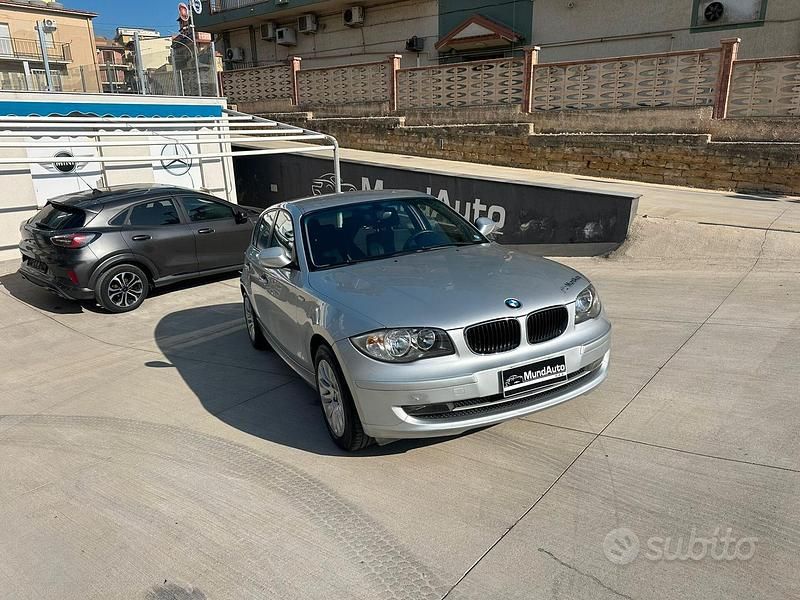 Begagnad BMW 118 Efficient Dynamics 143 HK (105 kW) 2010 Grå Halvkombi