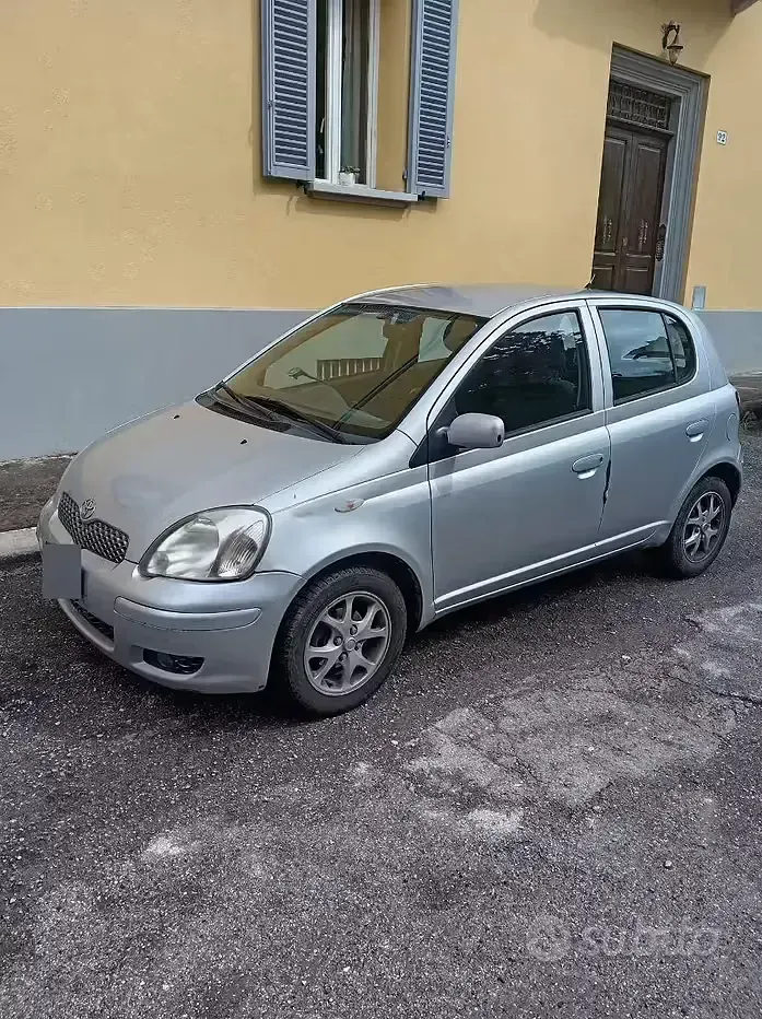 Usata Toyota Yaris 68 CV (50 kW) 2005 Grigio Utilitaria
