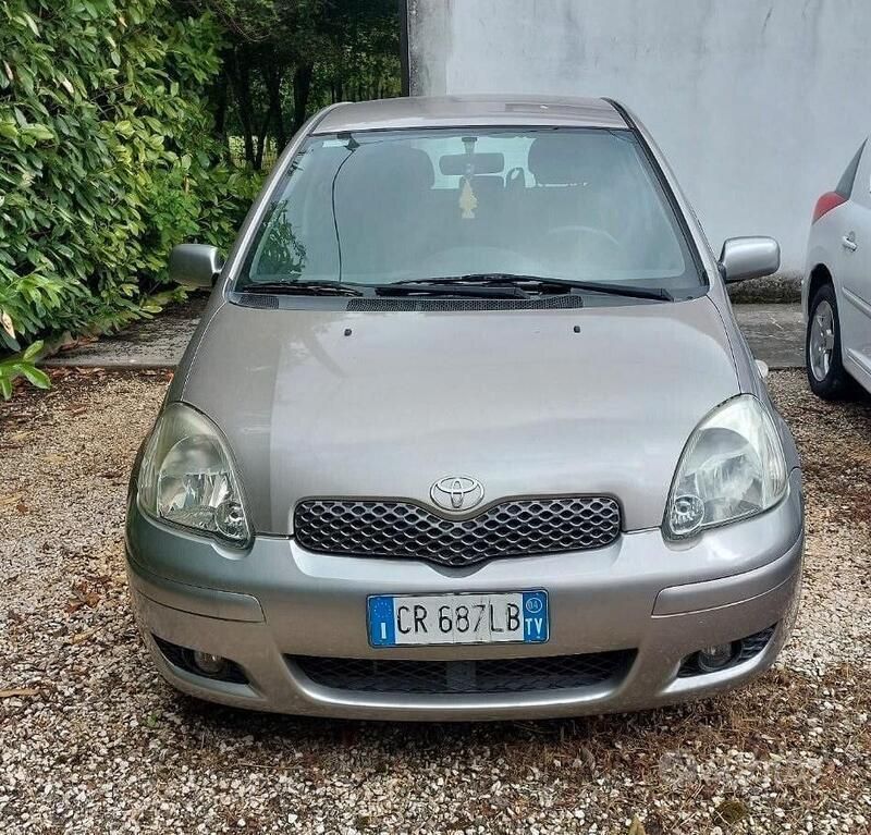 Grigio Usata 2004 Toyota Yaris Tre volumi | 3500 € (Molto cara) - Immagine 1/4