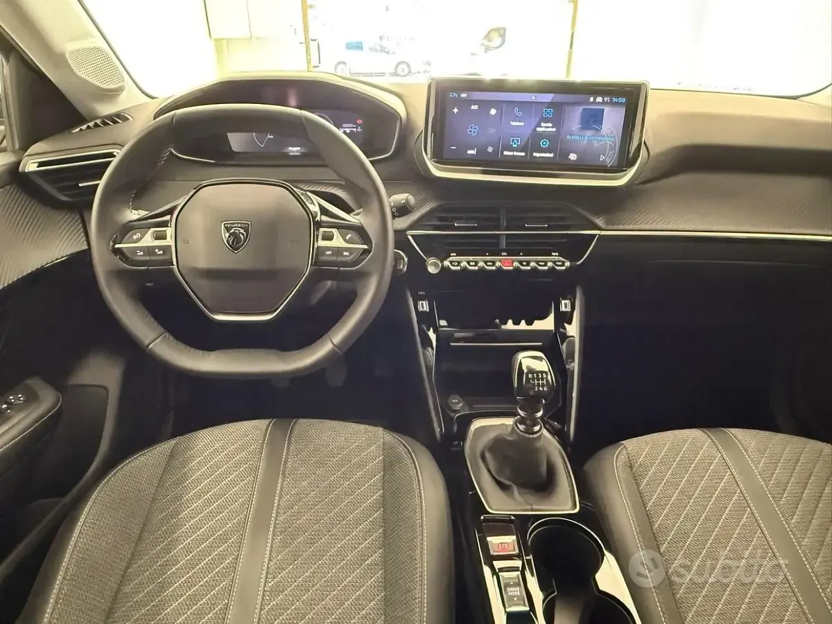 Usata Peugeot 208 Allure 101 CV (74 kW) 2025 Grigio Utilitaria