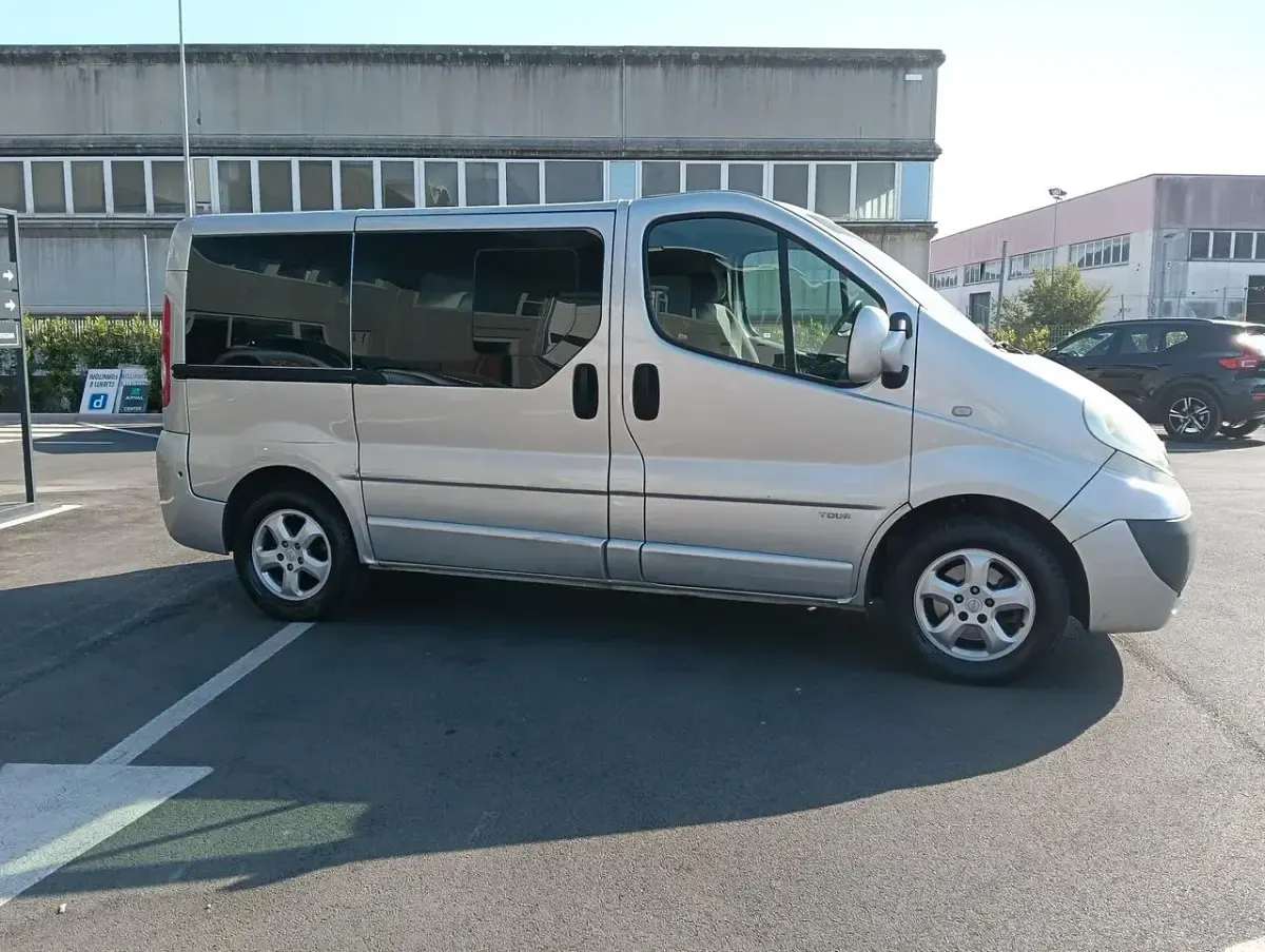 Usata Opel Vivaro 114 CV (83 kW) 2007 Argento Monovolume