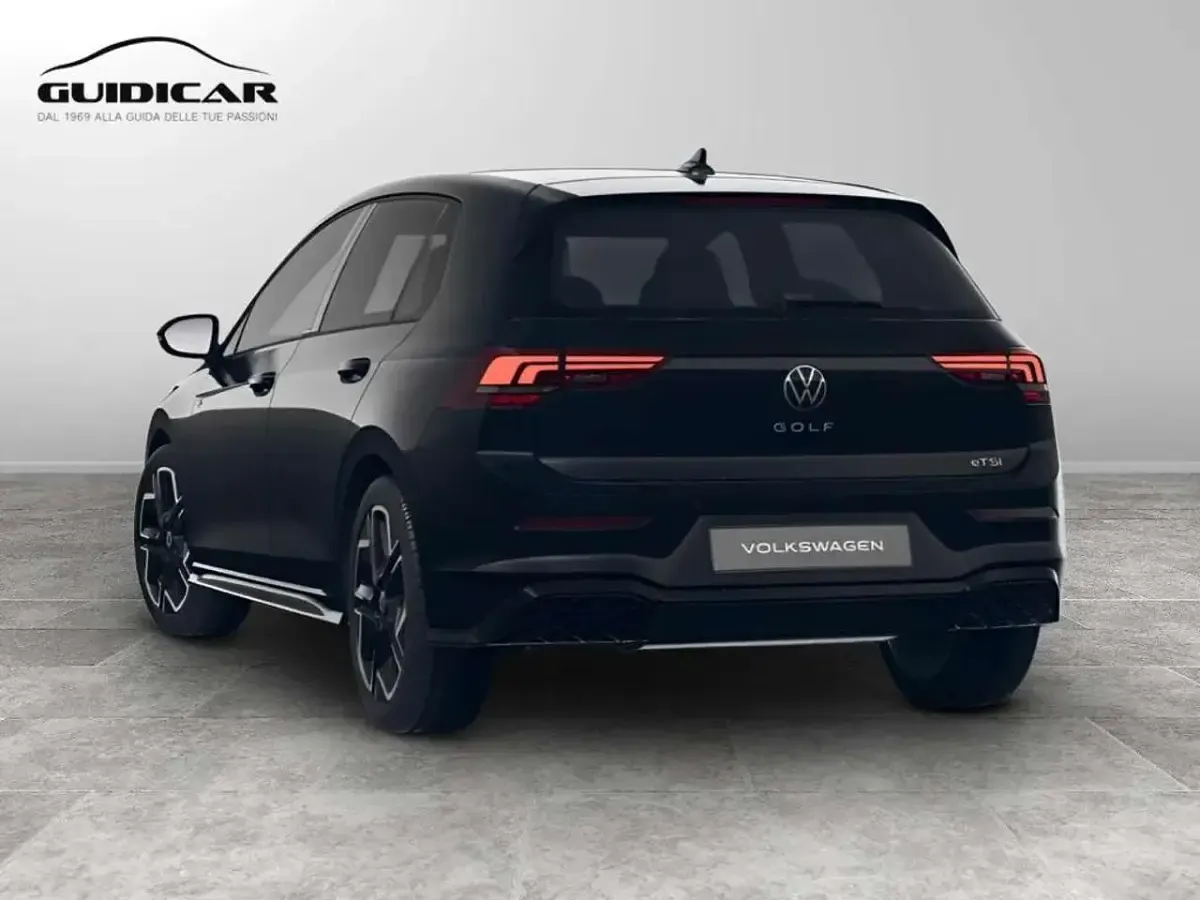 Ny VW Golf VIII R-line Plus 116 HK (85 kW) 2026 Svart Sedan