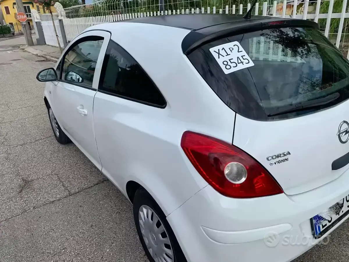 Usata Opel Corsa 75 CV (55 kW) 2011 Bianco Utilitaria