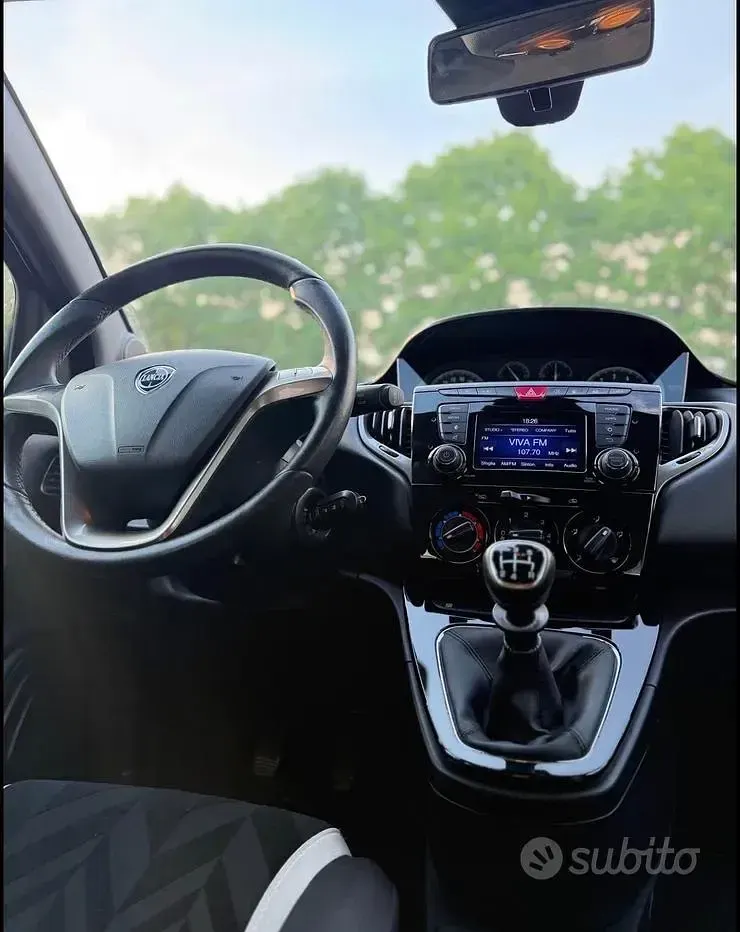 Usata Lancia Ypsilon Gold 80 CV (58 kW) 2017 Nero Utilitaria