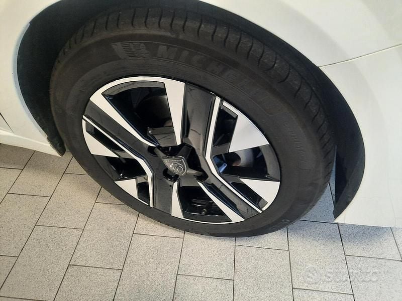 Usata Peugeot 208 Allure 101 CV (74 kW) 2025 Bianco santorini Utilitaria