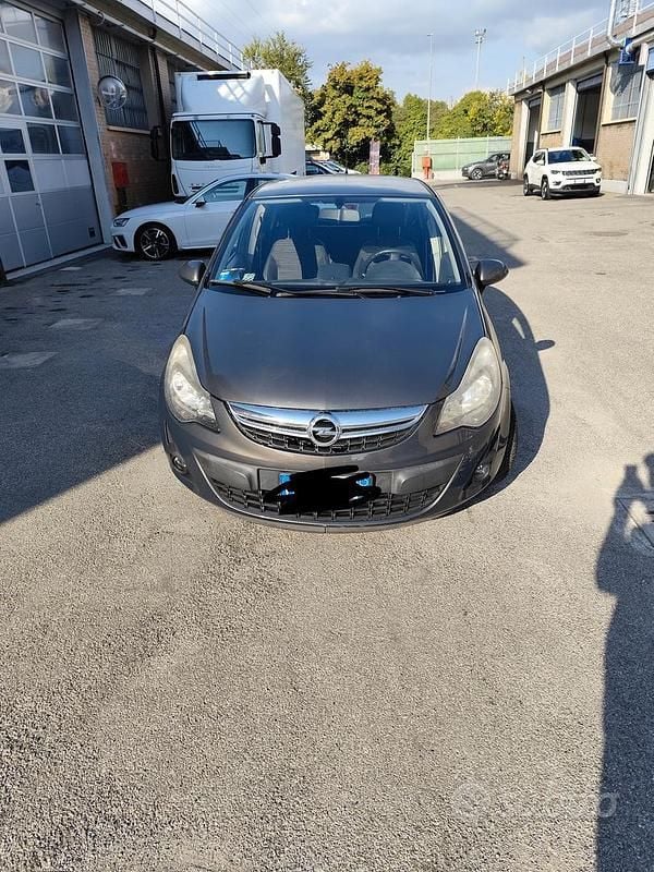 Usata Opel Corsa Edition 86 CV (63 kW) 2014 Grigio Berlina
