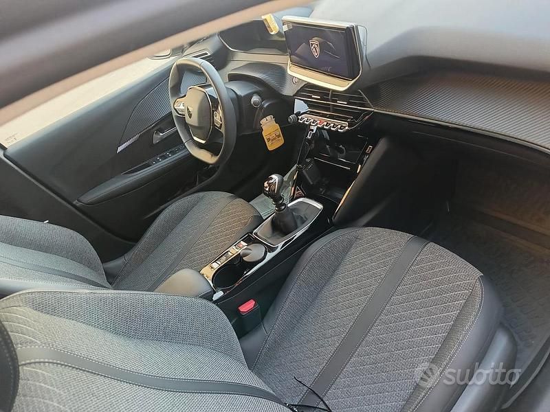 Usata Peugeot 208 Allure 101 CV (74 kW) 2024 Grigio Utilitaria