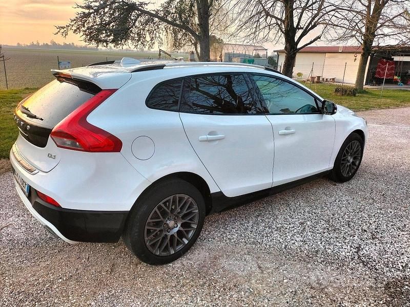 Usata Volvo V40 150 CV (110 kW) 2014 Bianco Berlina