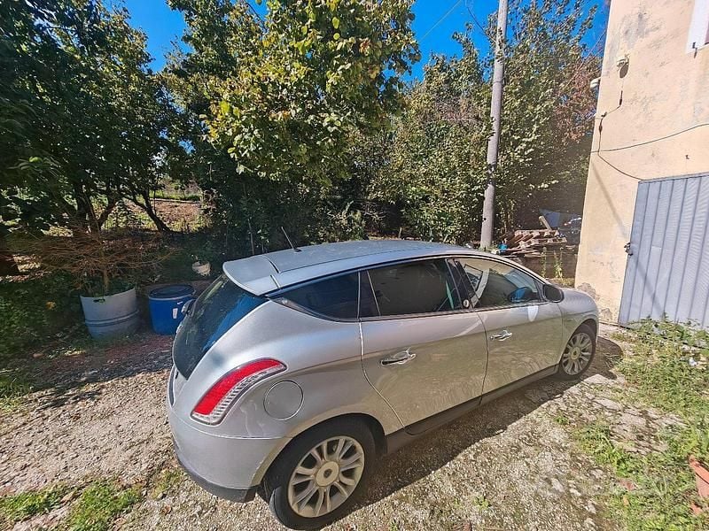 Usata Lancia Delta 120 CV (88 kW) 2013 Grigio Utilitaria