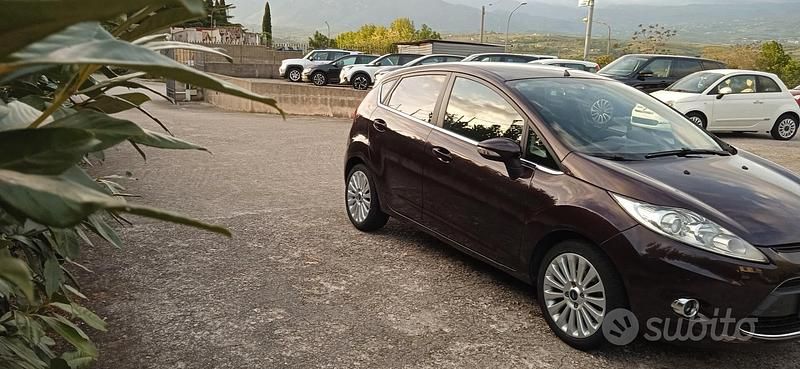 Usata Ford Fiesta Titanium 92 CV (67 kW) 2009 Viola Utilitaria