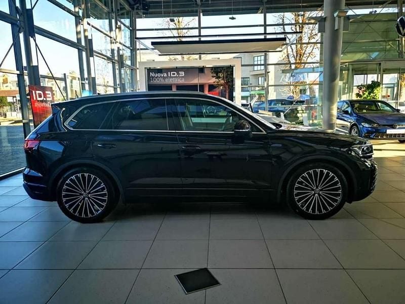 Usata VW Touareg Elegance 340 CV (250 kW) 2023 Grenadill black metallizzato SUV
