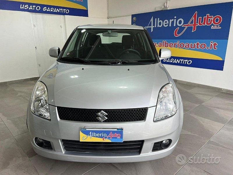 Usata Suzuki Swift GL 92 CV (67 kW) 2006 Argento metallizzato Utilitaria