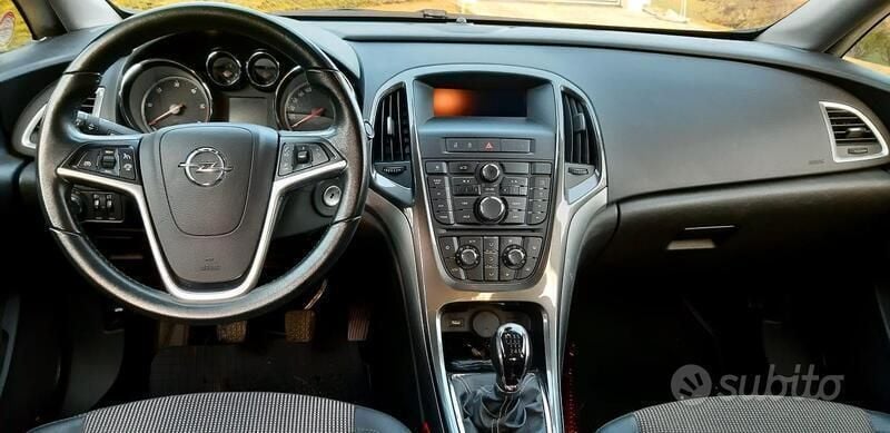 Usata Opel Astra 110 CV (80 kW) 2013 Nero Berlina