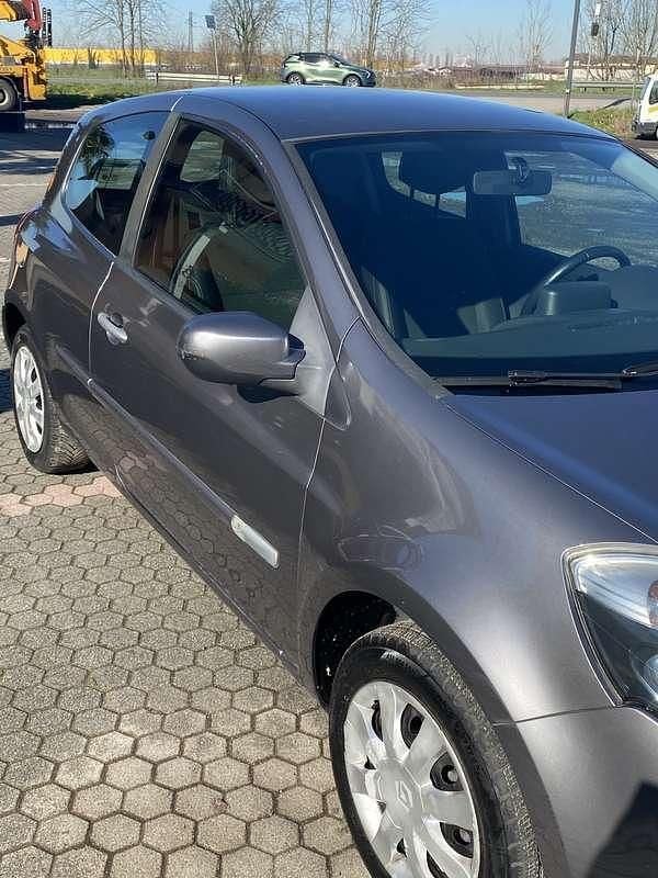 Usata Renault Clio III 75 CV (55 kW) 2010 Grigio Berlina