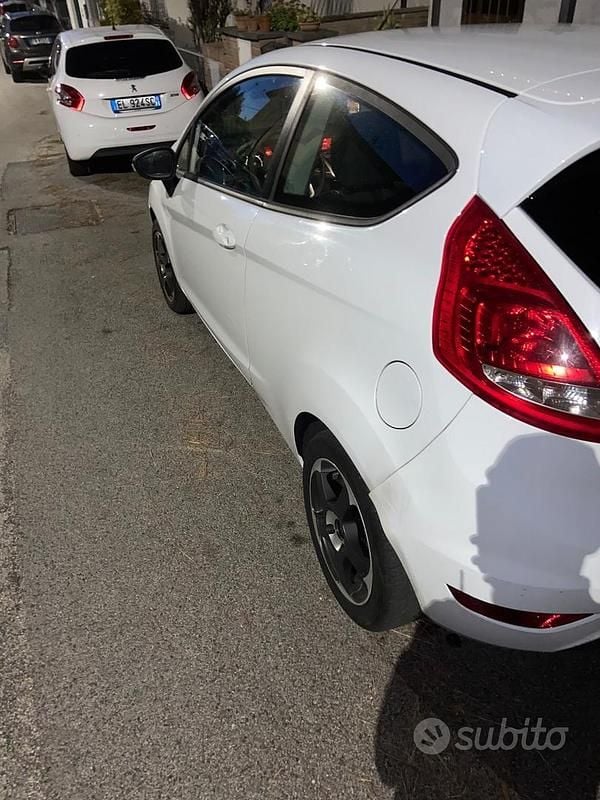 Usata Ford Fiesta 90 CV (66 kW) 2010 Bianco Utilitaria