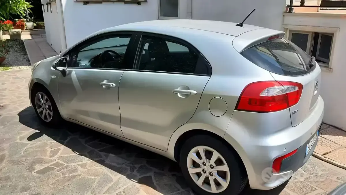 Käytetty Kia Rio 85 HP (62 kW) 2015 Harmaa Sedan