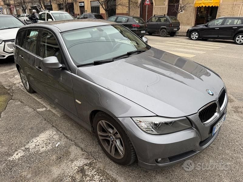 Grigio Usata 2009 BMW 320 Station wagon | 3500 € (Buon prezzo) - Immagine 1/4