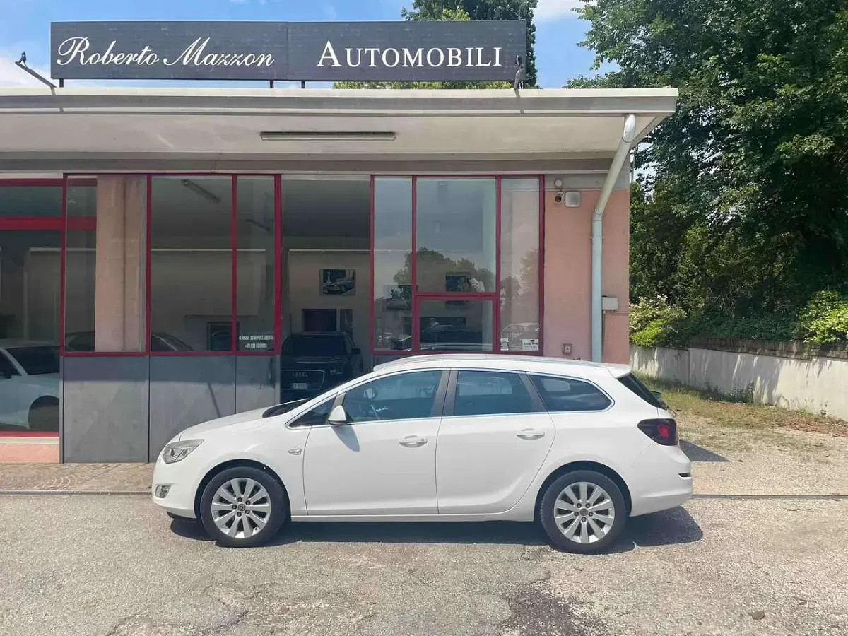 Usata Opel Astra Cosmo 110 CV (80 kW) 2012 Bianco Station wagon