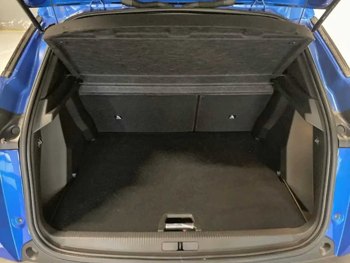 Usata Peugeot e-2008 Allure 100 kW (136 CV) 2021 Blu SUV